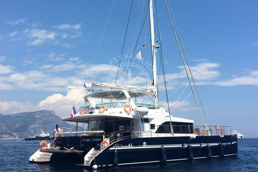 Transfert bateau taxi en catamaran - Arthaud Yachting