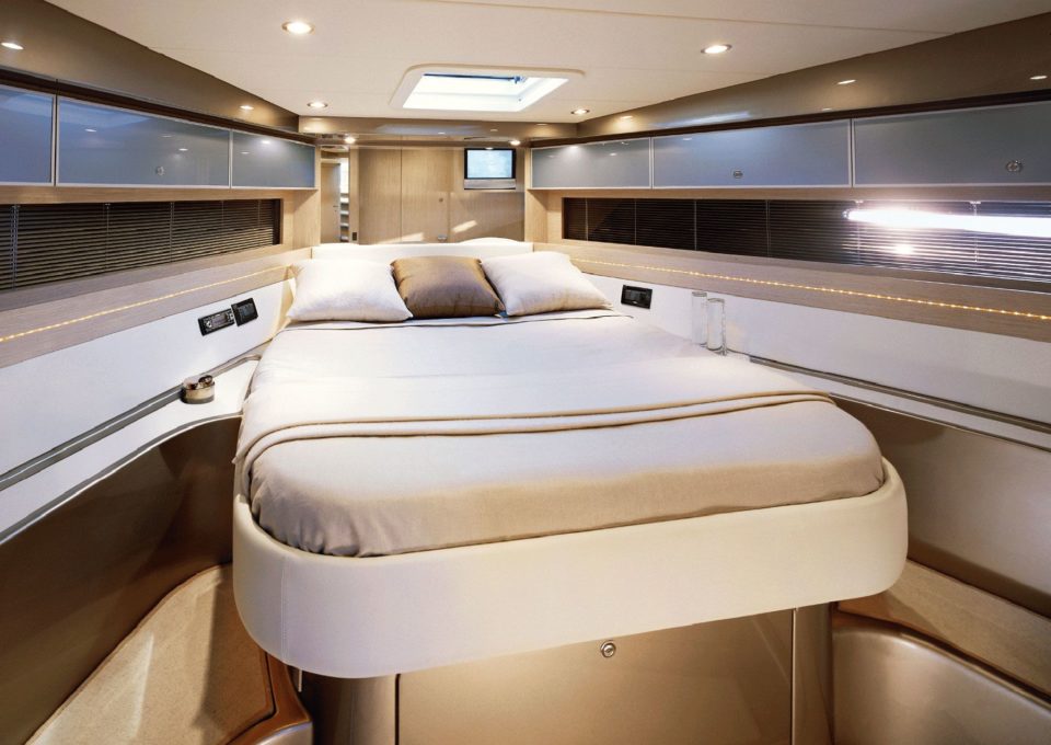 location-yacht-charter-MY-riva-rivale-52