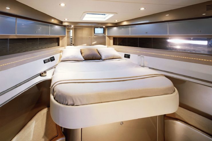 location-yacht-charter-MY-riva-rivale-52