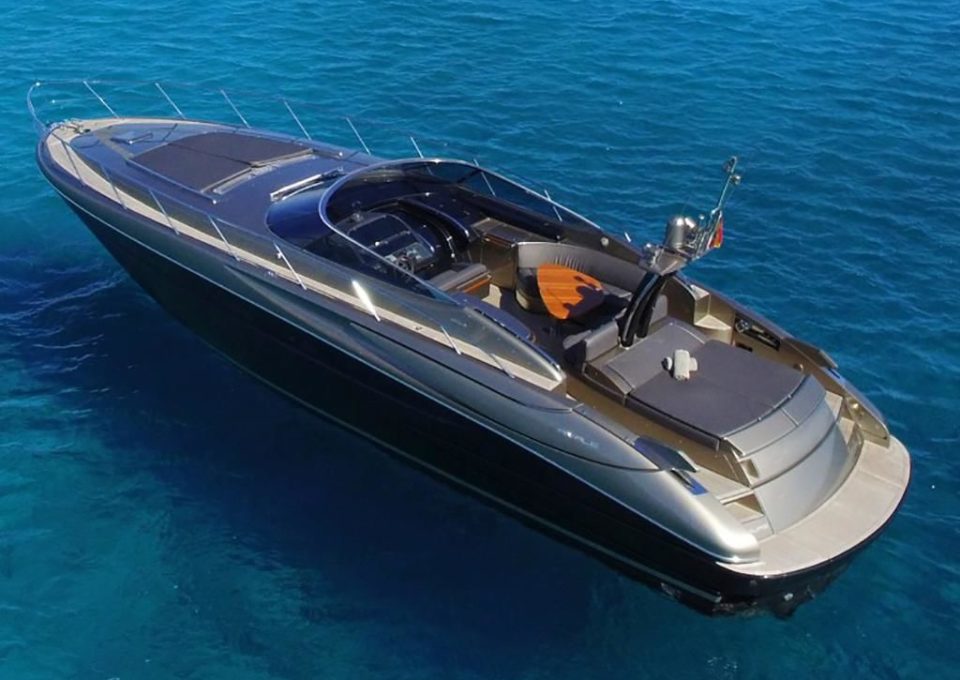 location-yacht-charter-MY-riva-rivale-52