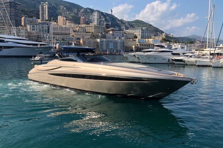 location-yacht-charter-MY-riva-rivale-52