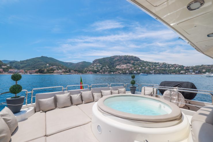 yacht-charter-ACCAMA-DELTA-25