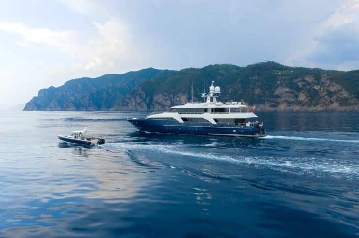 yacht-charter-m-y-deep-blue-2