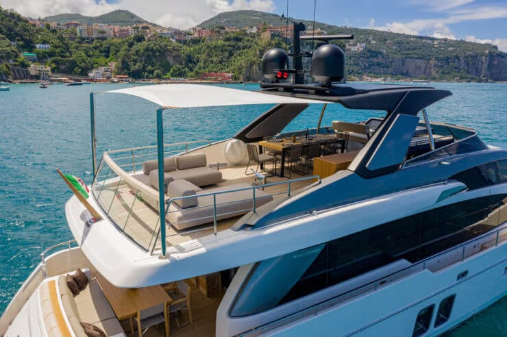 yacht-charter-m-y-lucky