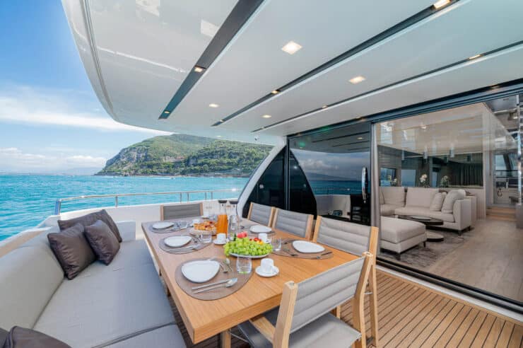yacht-charter-m-y-lucky