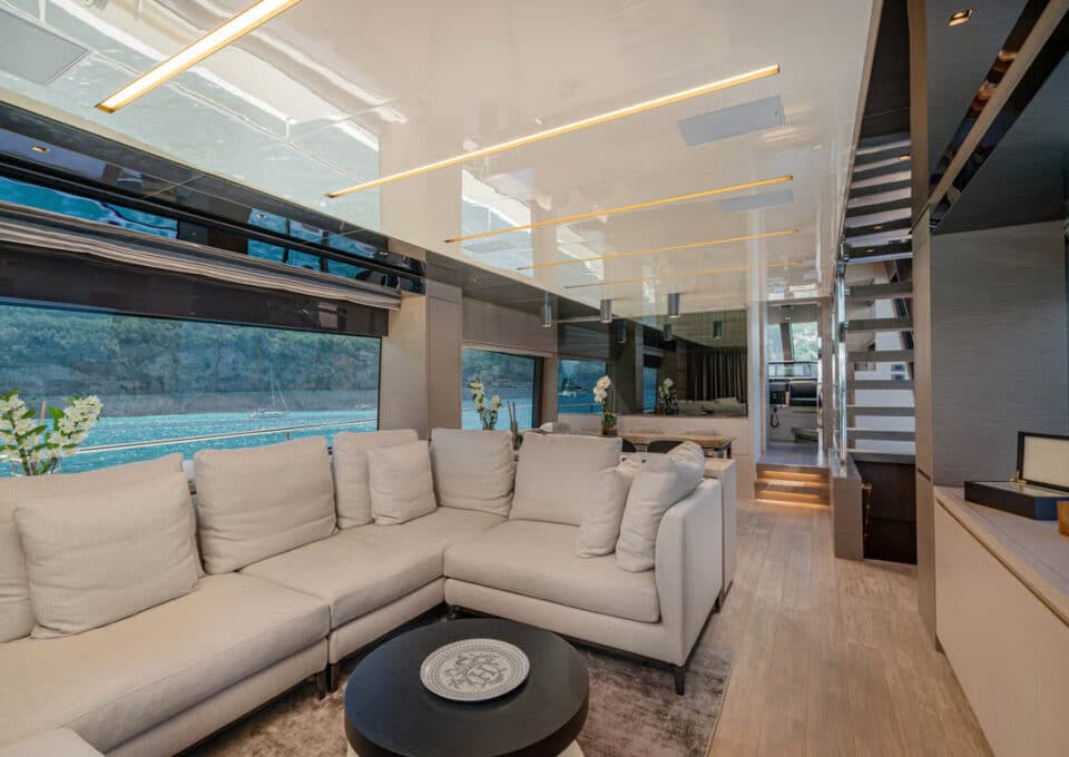 yacht-charter-m-y-lucky