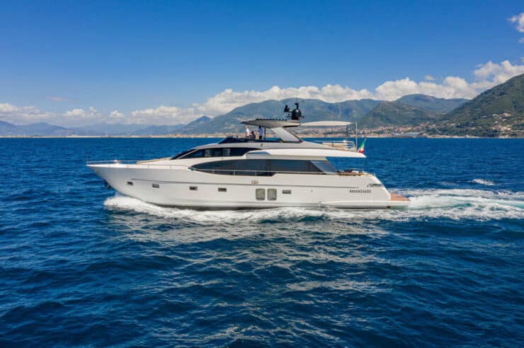 yacht-charter-m-y-lucky