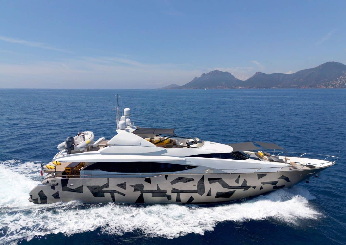 yacht-charter-m-y-quantum