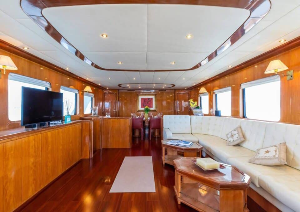 yacht-charter-m-y-shangra