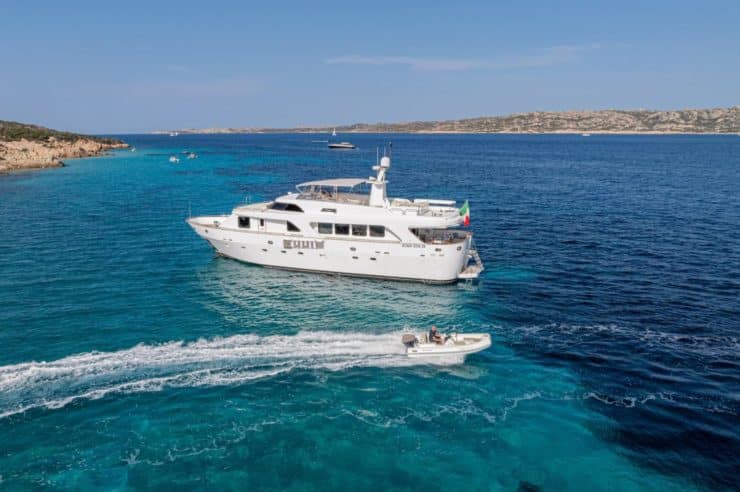 yacht-charter-m-y-shangra