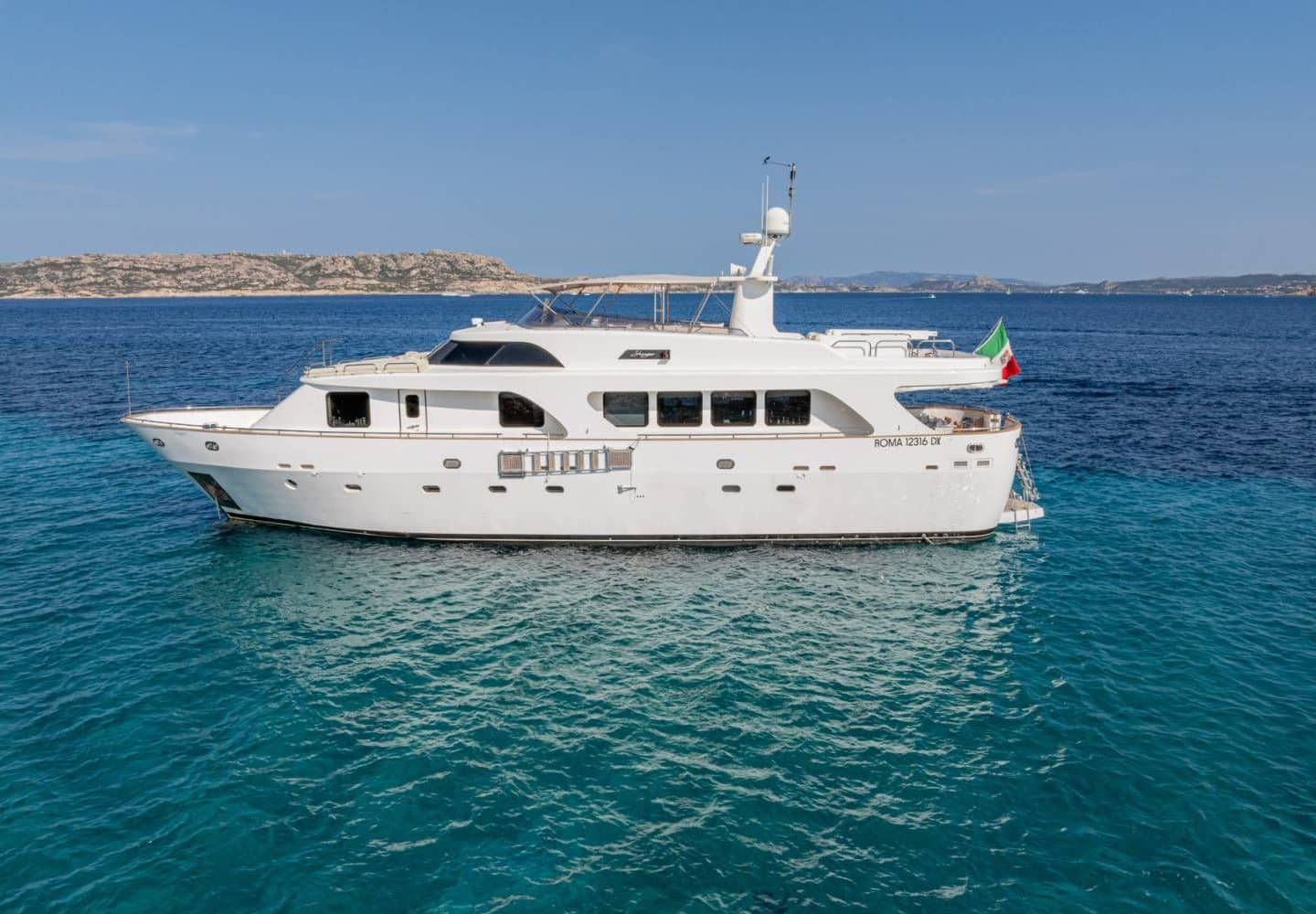 yacht-charter-m-y-shangra