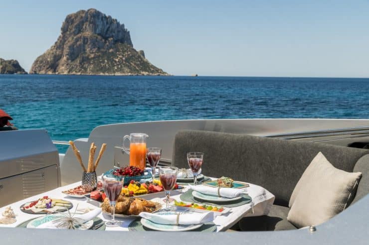 yacht-charter-m-y-xaman