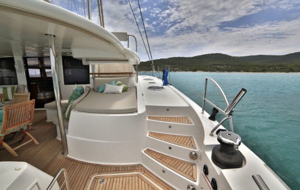 catamaran-yacht-charter-s-y-worlds-end-greece