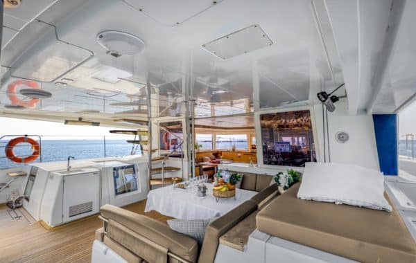 day-charter-rental-maxi-catamaran-s-y-lagoon-560