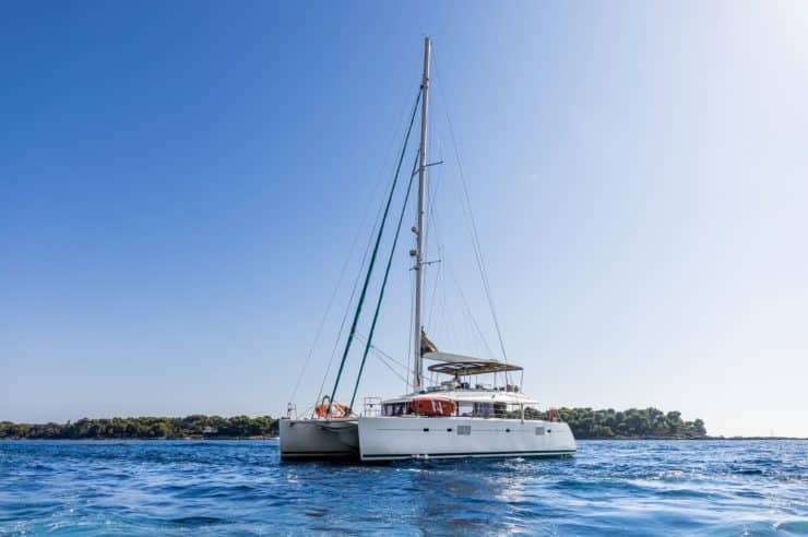 day-charter-rental-maxi-catamaran-s-y-lagoon-560