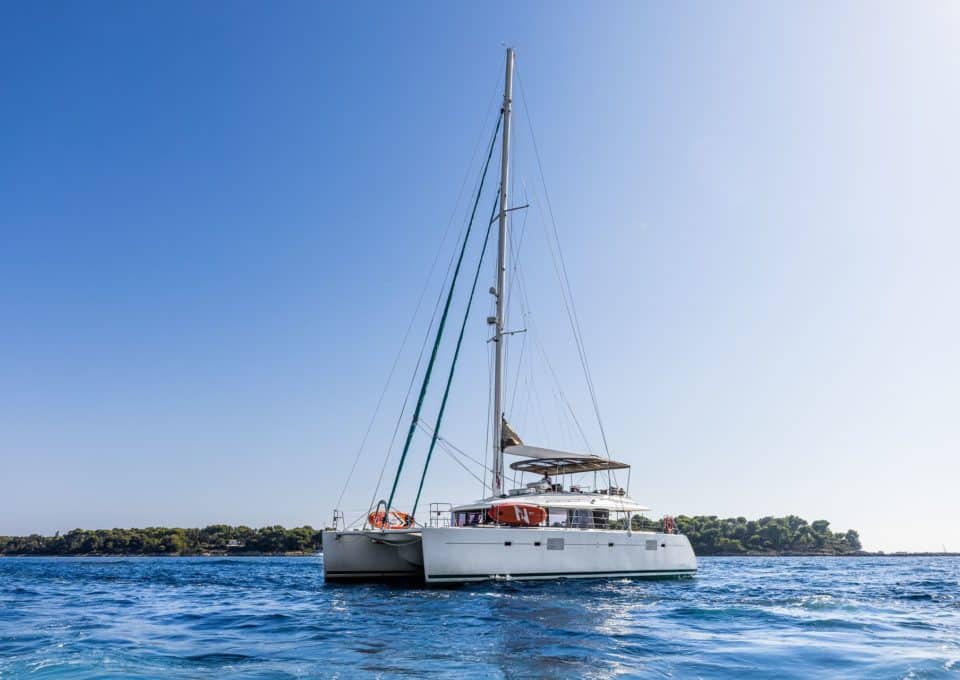 day-charter-rental-maxi-catamaran-s-y-lagoon-560