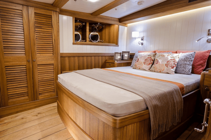 Yacht-charter-SY-MALCOLM-MILLER