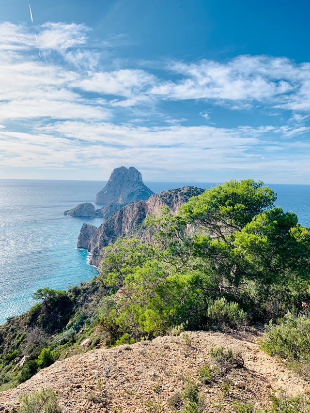 Découvrez la crique mystérieuse d'Atlantis à Ibiza | Arthaud Yachting