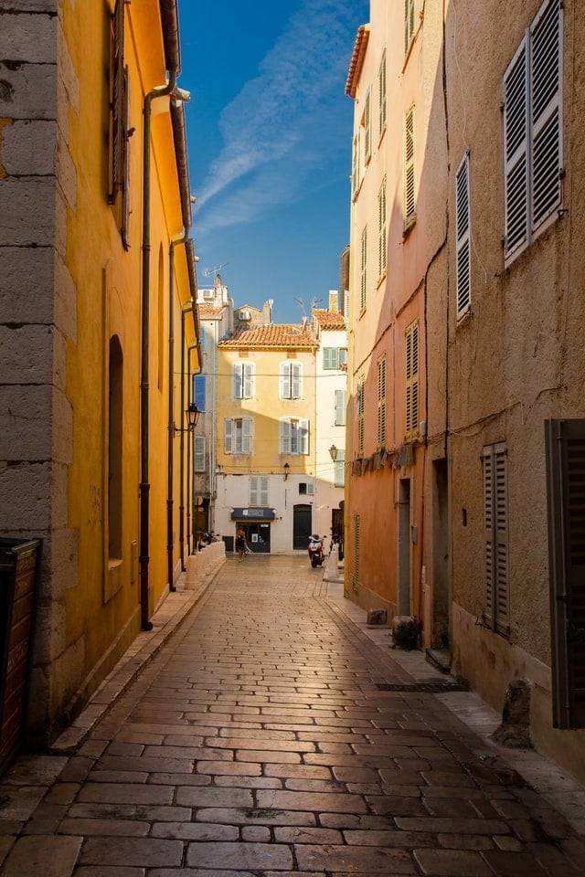 Pourquoi Saint-Tropez est devenue une destination incontournable de la Côte d'Azur ? | Arthaud Yachting