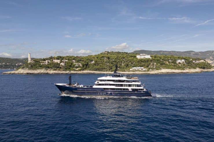 yacht-charter-m-y-force-blue