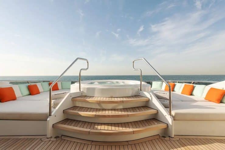 yacht-charter-m-y-rocket