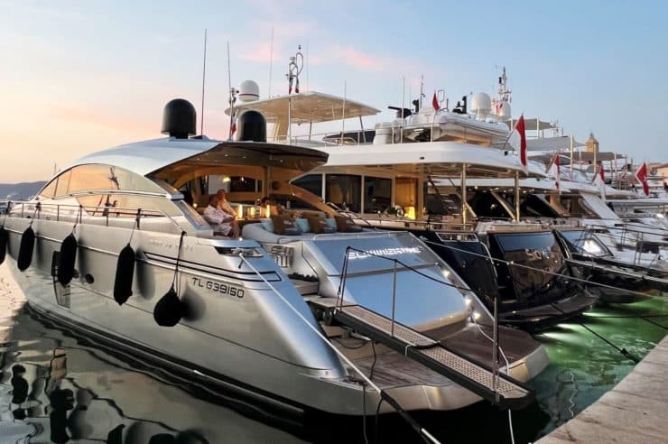 location-journee-yacht-M-Y-PERSHING-64