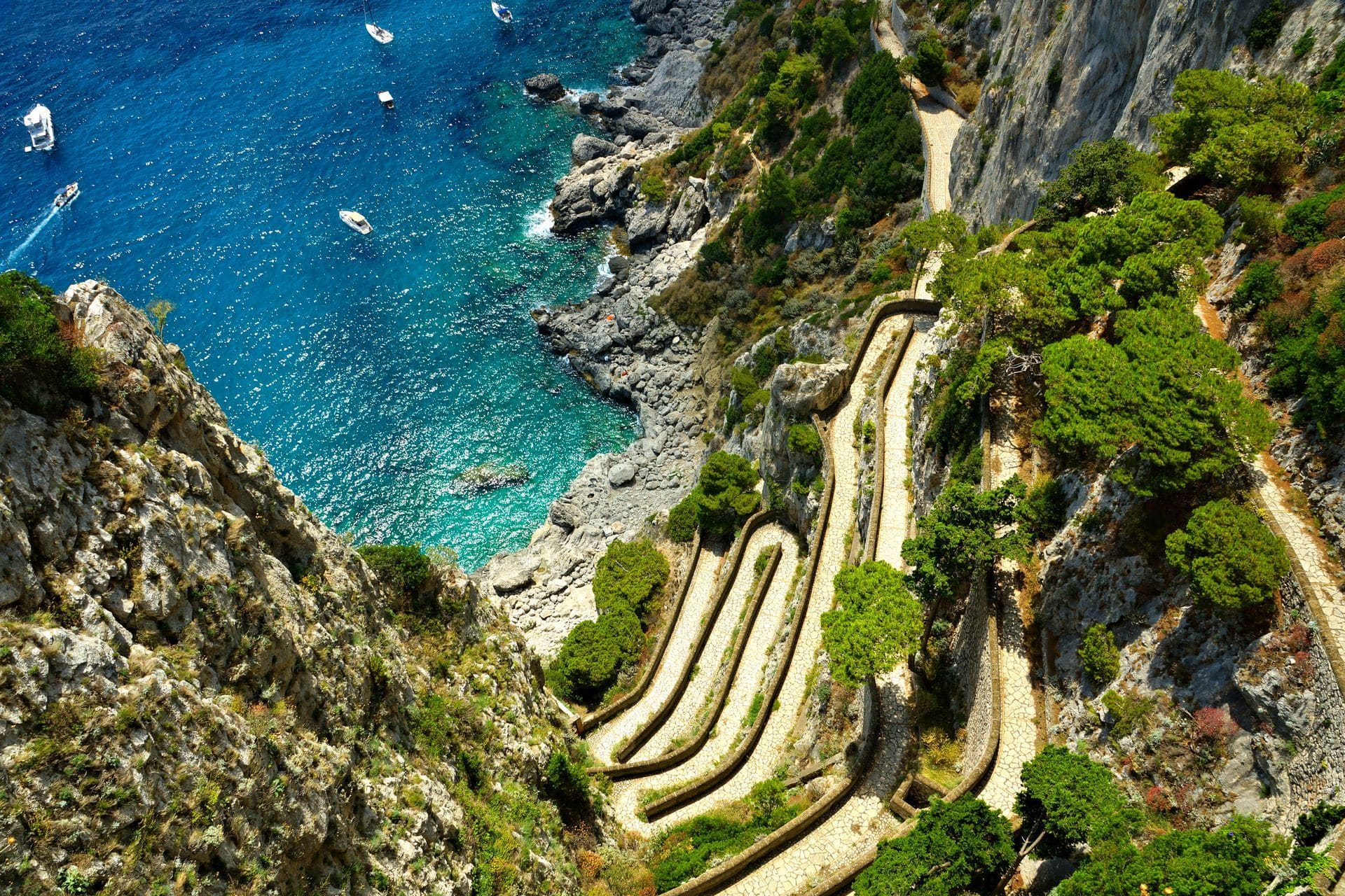 location-dun-yacht-a-capri-venez-decouvrir-cette-ile-magique