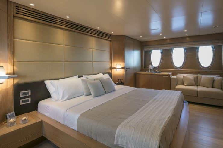 Location-Yacht-charter-M-Y-RINI-V