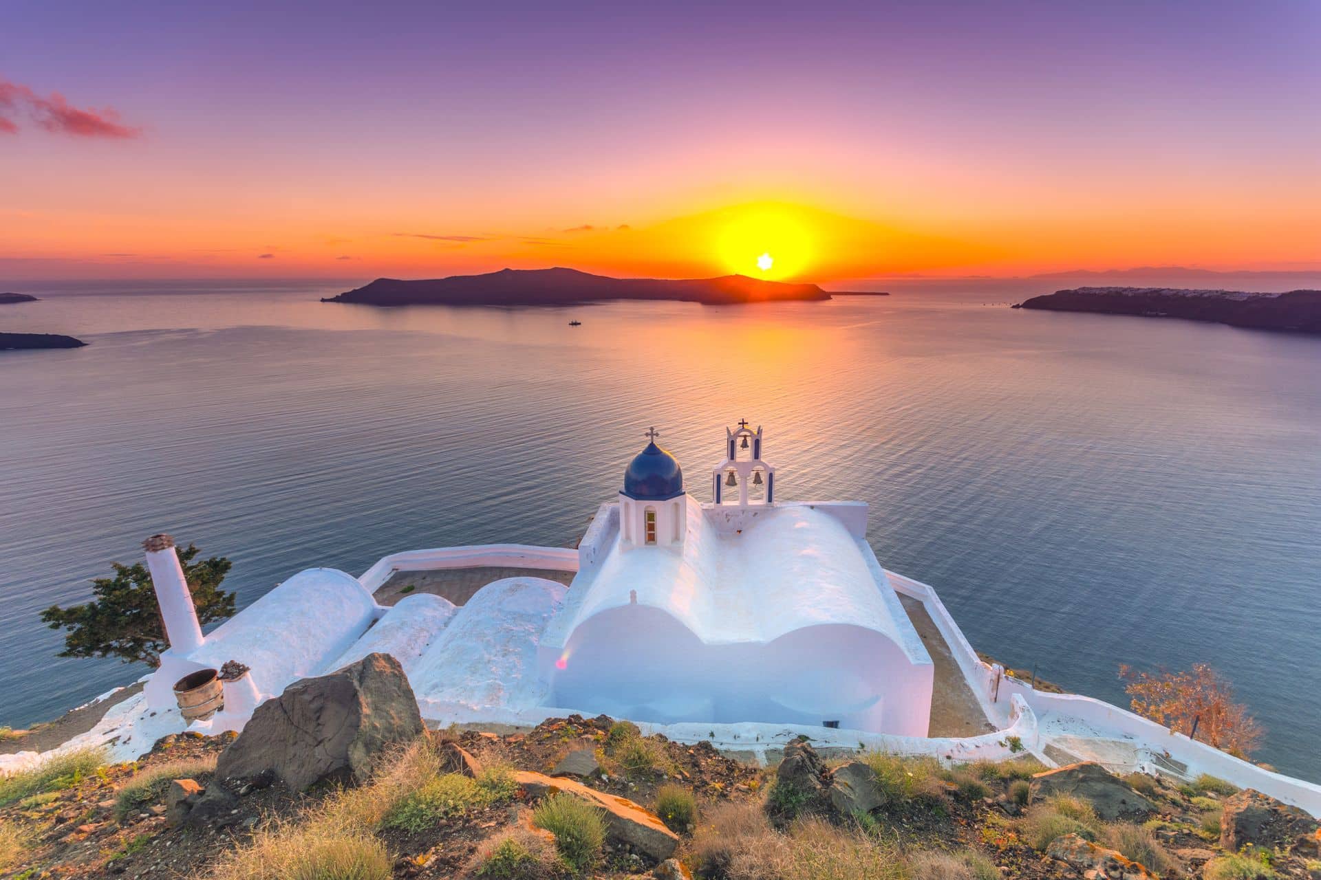 des-vacances-de-reve-a-bord-dun-yacht-a-santorini-en-grece