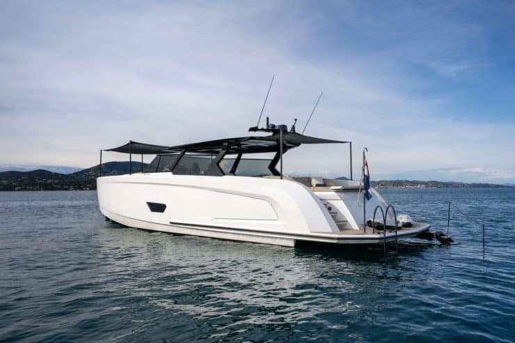 day-charter-rental-yacht-m-y-vanquish-58