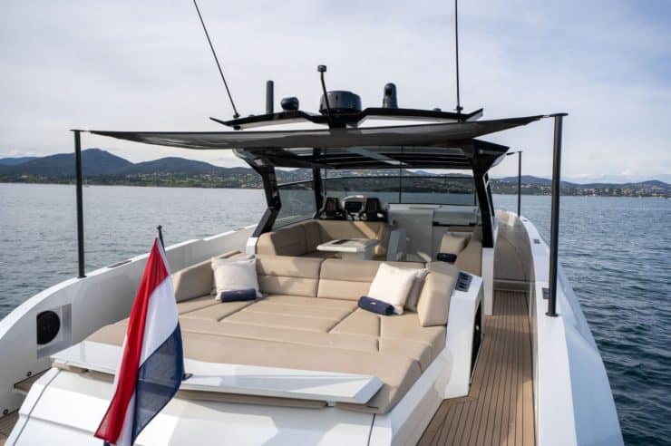 day-charter-rental-yacht-m-y-vanquish-58