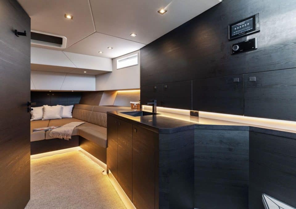 Yacht-charter-Vanquish-58-T-Top