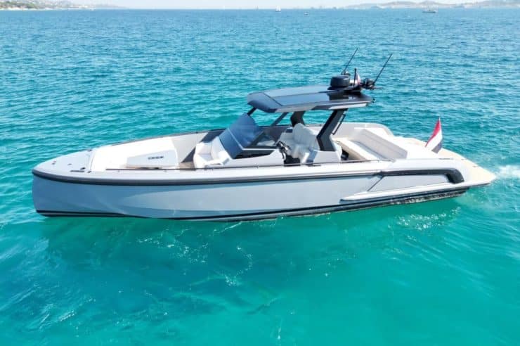 Yacht-charter- Vanquish VQ40 Sports Line-