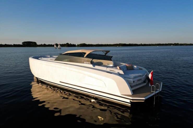 day-charter-yacht-rental-m-y-vanquish-45