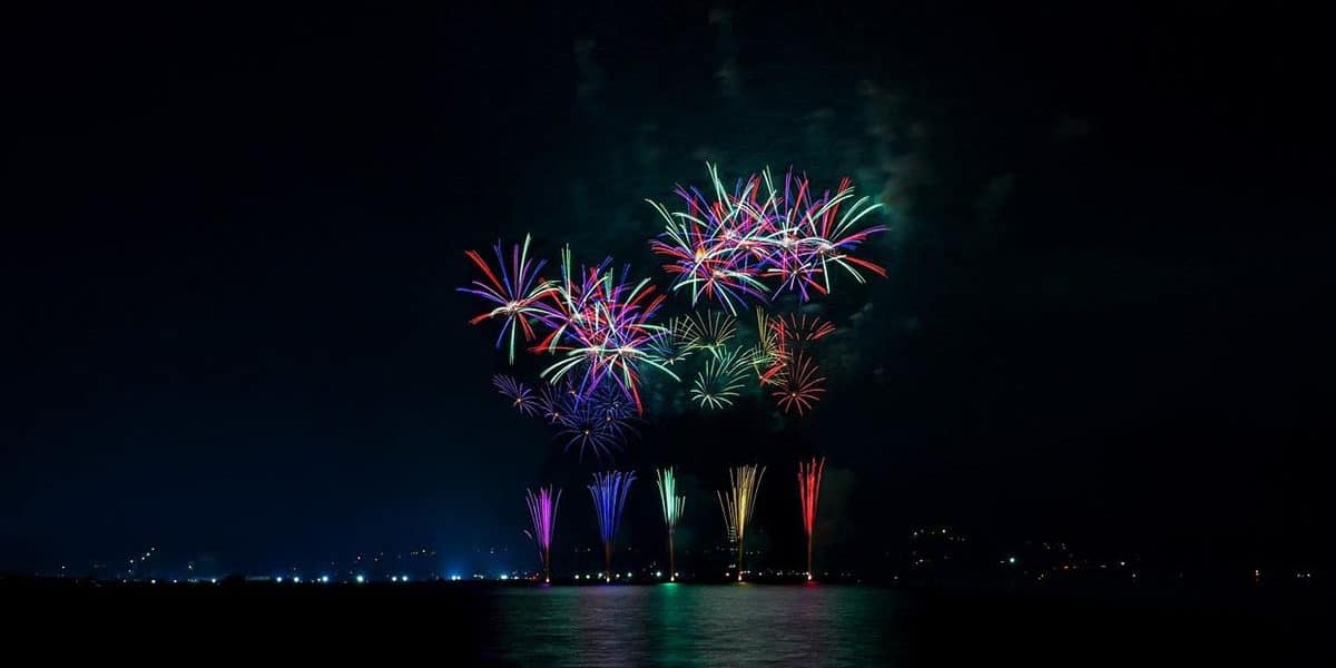 feu d-artifice cannes - yacht - luxe - arthaud yachting