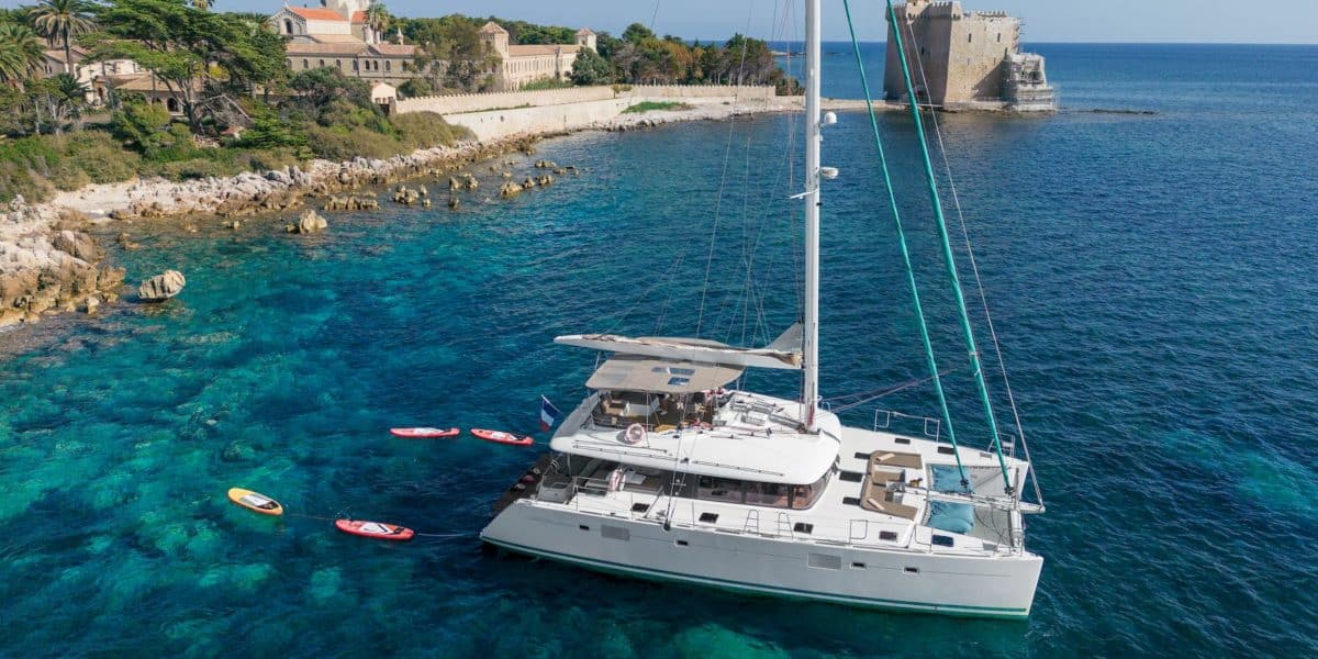 les-avantages-de-la-location-de-maxi-catamaran-pour-vos-reunions-dentreprise