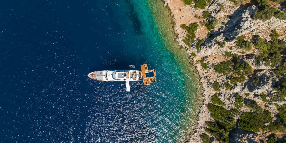 calanques-de-marseille-une-destination-incontournable-a-bord-de-votre-yacht-de-luxe
