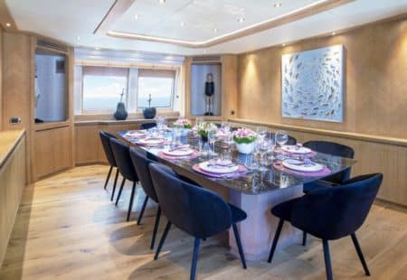 Les meilleurs yachts pour héberger votre équipe pendant les congrès | Arthaud Yachting location-yacht-charter-MY-Pandion-Greece