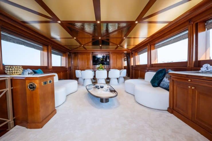 yacht-charter-m-y-aquila