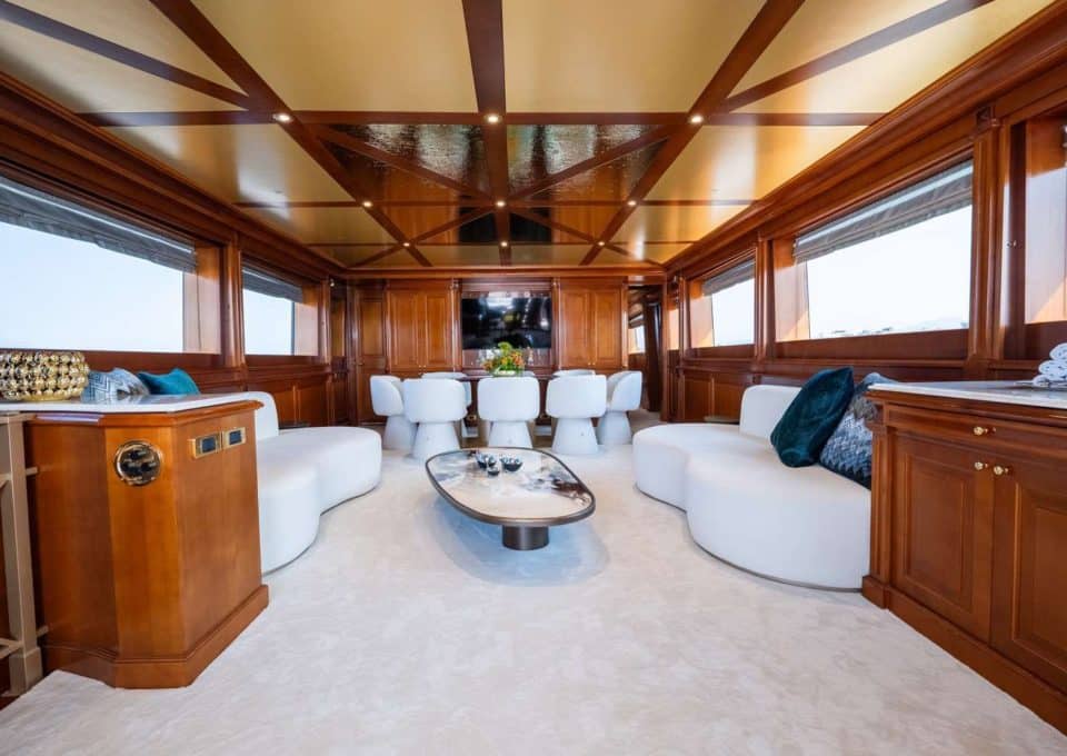 yacht-charter-m-y-aquila