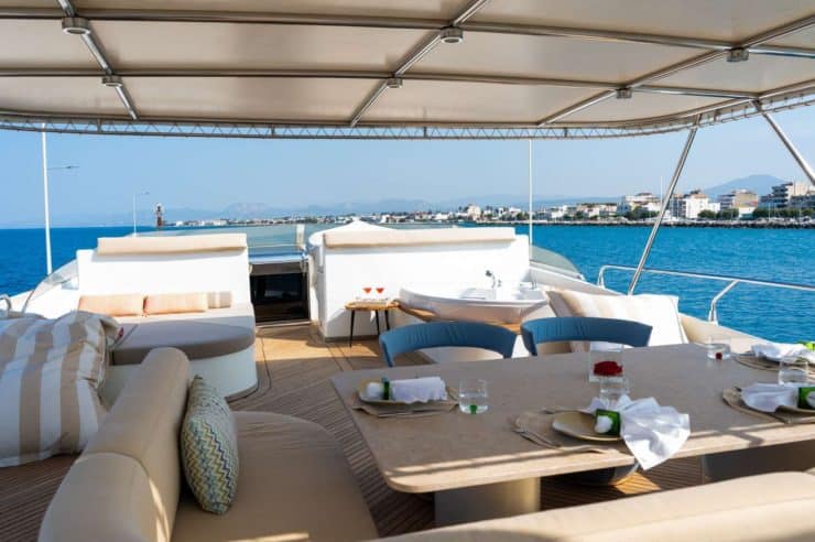 yacht-charter-m-y-aquila