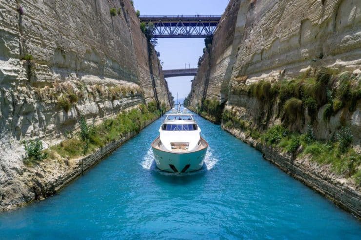yacht-charter-m-y-aquila
