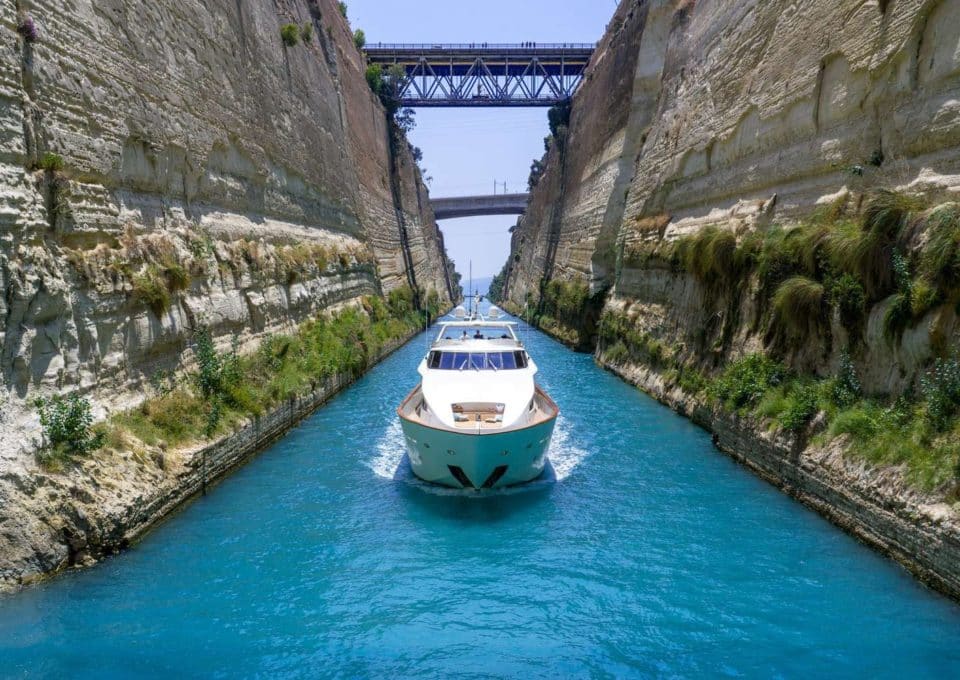 yacht-charter-m-y-aquila