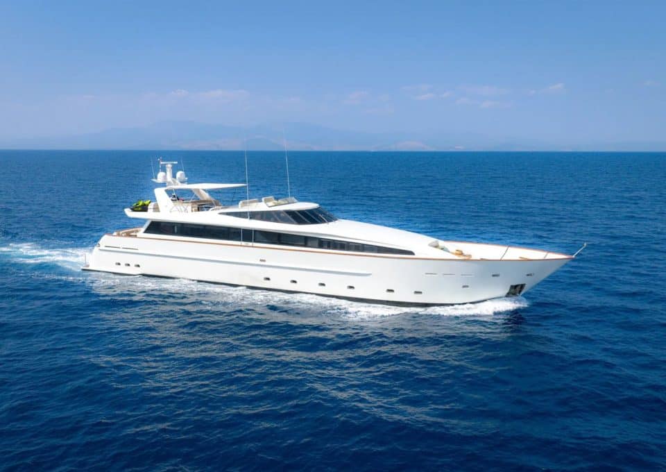 yacht-charter-m-y-aquila