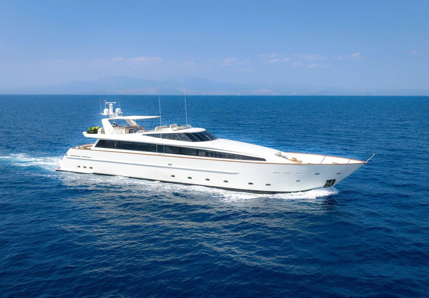 yacht-charter-m-y-aquila
