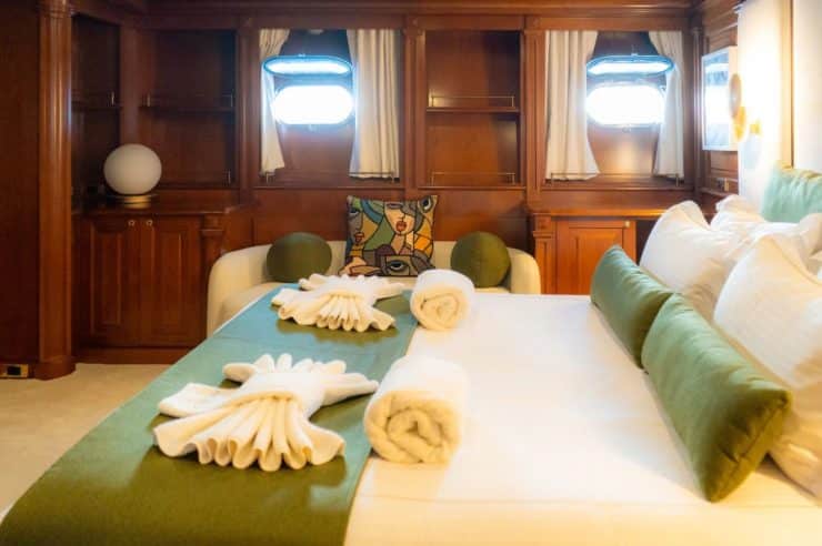 yacht-charter-m-y-aquila