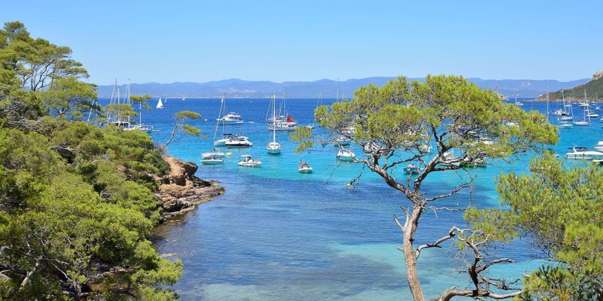decouvrez-lile-de-porquerolles-lors-de-votre-voyage-en-yacht-de-location