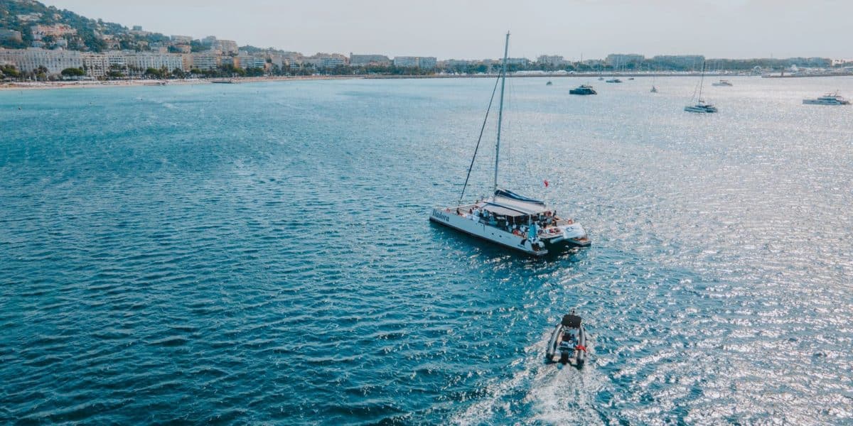 pourquoi-opter-pour-un-maxi-catamaran-pour-vos-sorties-en-mer