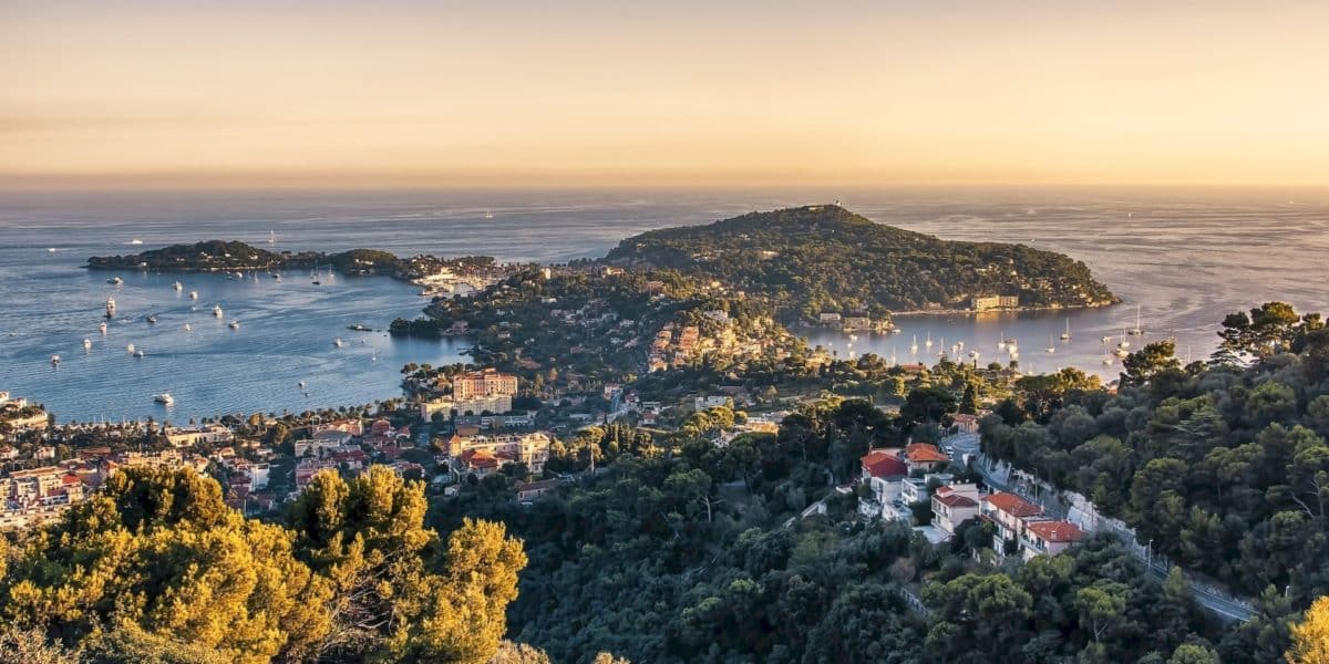 les-plus-belles-baies-a-explorer-en-yacht-sur-la-cote-dazur