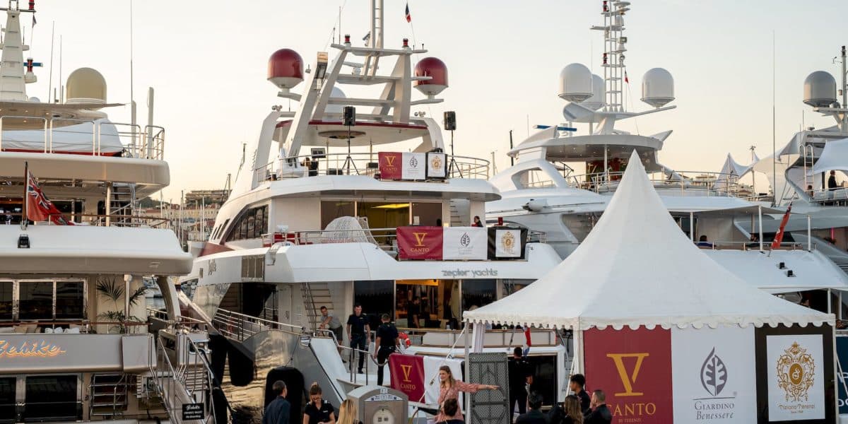 louez-un-yacht-pour-une-soiree-de-luxe-a-quai-a-cannes